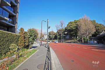 敷地南東側は都道414号（安鎮坂）に面しています。