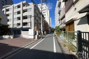 敷地の東側前面道路（北側から）