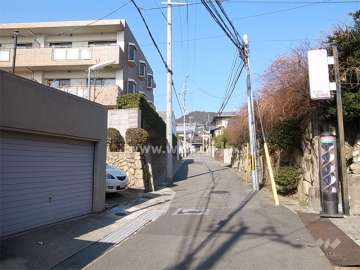 周辺は一戸建てが中心に並ぶ閑静な住宅地です。