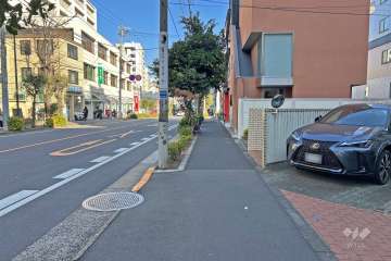 敷地の北側前面道路（西側から）