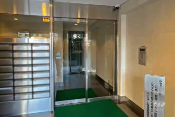 エントランスはオートロック付きです。