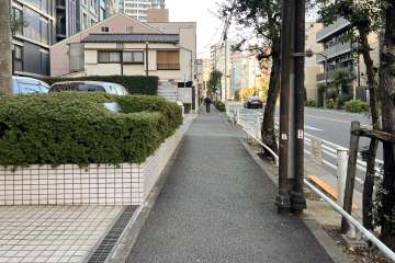 敷地北側の前面道路（東側から）