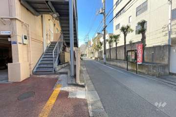 敷地北側の前面道路（東側から）