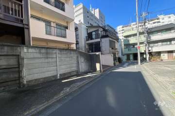 敷地東側の前面道路（南側から）