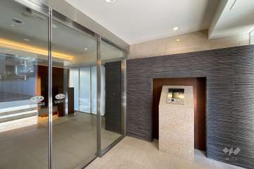 エントランスはオートロック付きです。