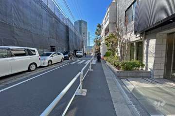 敷地南東側の前面道路（北東側から）
