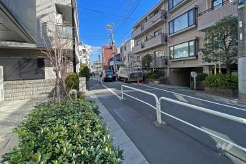敷地南東側の前面道路（南西側から）