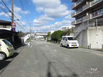 敷地西側の前面道路。突き当たりが能勢電鉄「畦野」駅です。