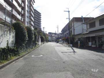 敷地西側の前面道路。すぐ南側を国道176号線が走っており、車での移動に便利です。