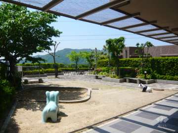 敷地内の公園には砂場などもあり、子供の遊び場にピッタリです。