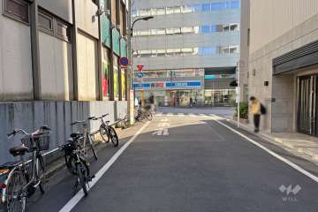 敷地西側の前面道路