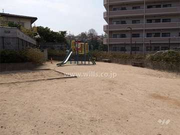 敷地に隣接して砂場や遊具が設置された公園があります。