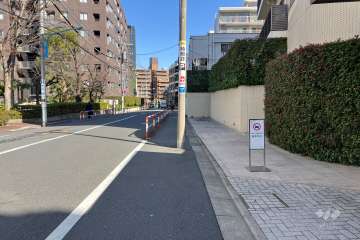 敷地の北側前面道路（西側から）