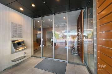 エントランスはオートロック付きです。