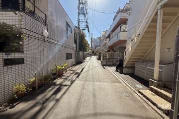 敷地西側の前面道路（北側から）