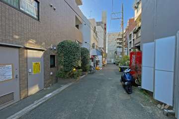 敷地の北側前面道路（東側から）