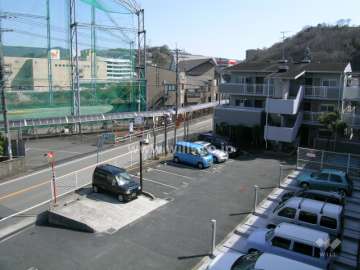 敷地の東側は県道12号川西篠山線に面しています。