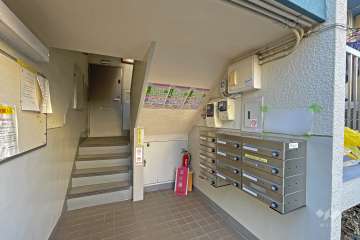 住戸入り口と共用ポスト