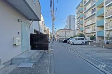 敷地の東側前面道路（北側から）