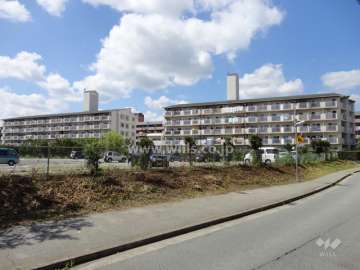 グリーンハイツ東多田の遠景。左が1号棟、右が1号棟