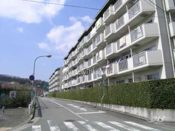 手前が2号棟、奥が1号棟