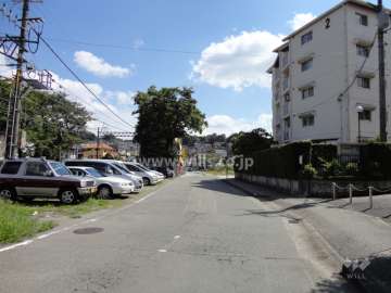 敷地西側には能勢電鉄が走っています。