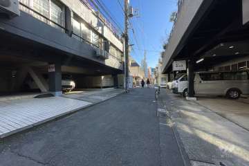 敷地西側の前面道路（北側から）