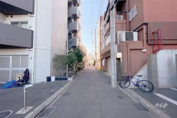 敷地北側の前面道路（東側から）