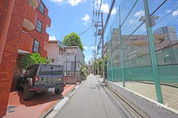 敷地西側の前面道路