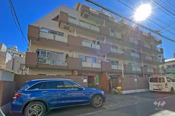 朝日新大久保マンションの外観（北西側から）