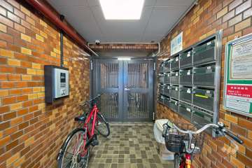 エントランスはオートロック付きです。