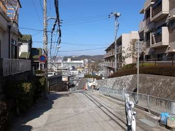 敷地西側の前面道路と奥が西棟。南、東、西向きの各棟がコの字型に配置されています。