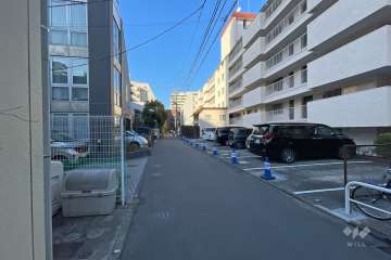 敷地西側の前面道路