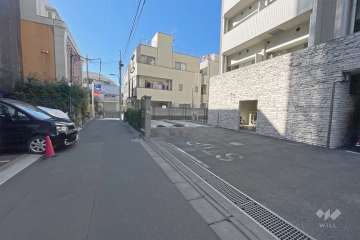 敷地南側の前面道路（東側から）