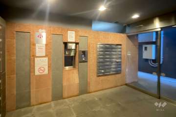 エントランスはオートロック付きです。