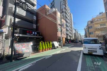 敷地西側の前面道路