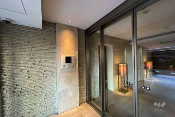 エントランスはオートロック付きです。