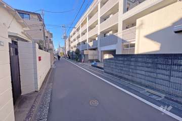 敷地東側の前面道路（北側から）