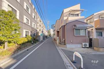 敷地東側の前面道路（南側から）