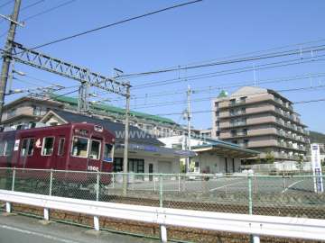 敷地の西側には能勢電鉄が走っています