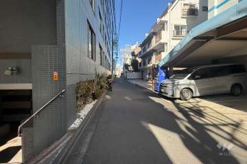 敷地の東側前面道路（南側から）