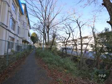 敷地南側には川を挟んで、小学校があります。