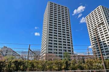 西戸山タワーホウムズサウスタワーの外観（南東側から）