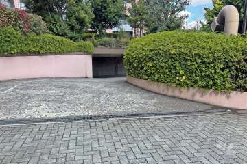 敷地内駐車場（屋内平面式）の出入り口