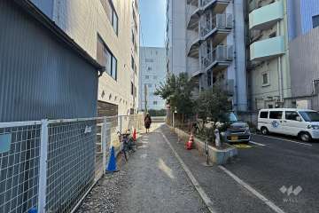 敷地東側の前面道路（北側から）