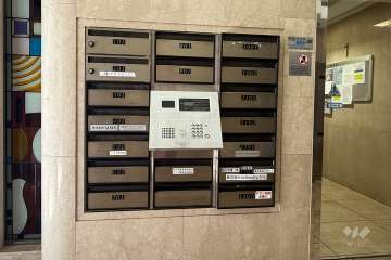 エントランスはオートロック付きです。