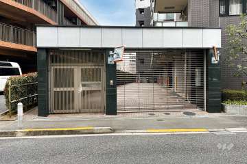 駐車場の出入り口（リングシャッター付き）　