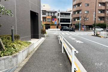 敷地東側の前面道路