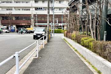 敷地西側の前面道路