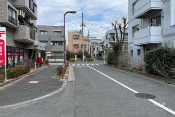 敷地の東側前面道路（南側から）